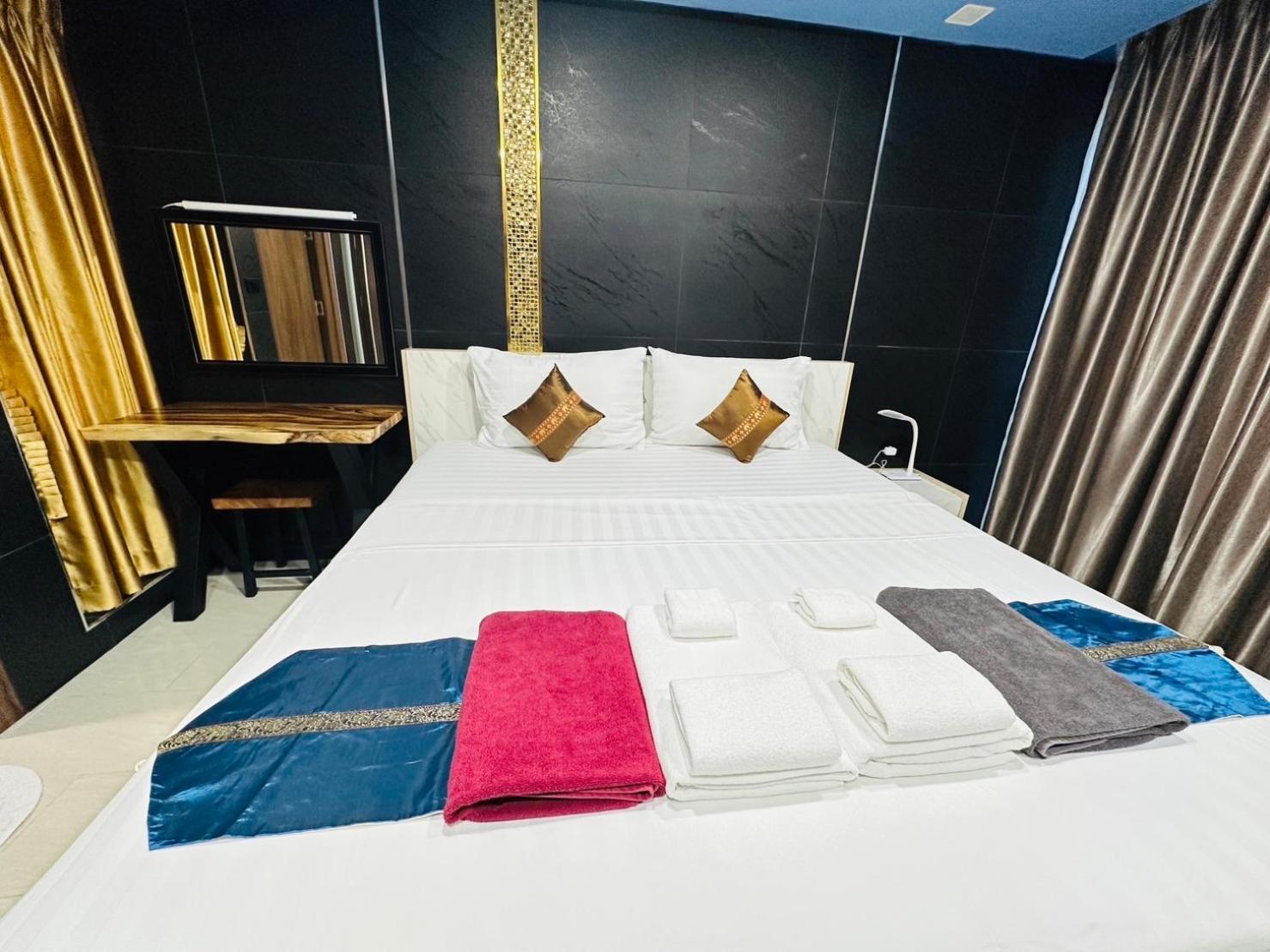 Luxury Business Suits In Grand Avenue By Pattaya City Estates Eksteriør bilde